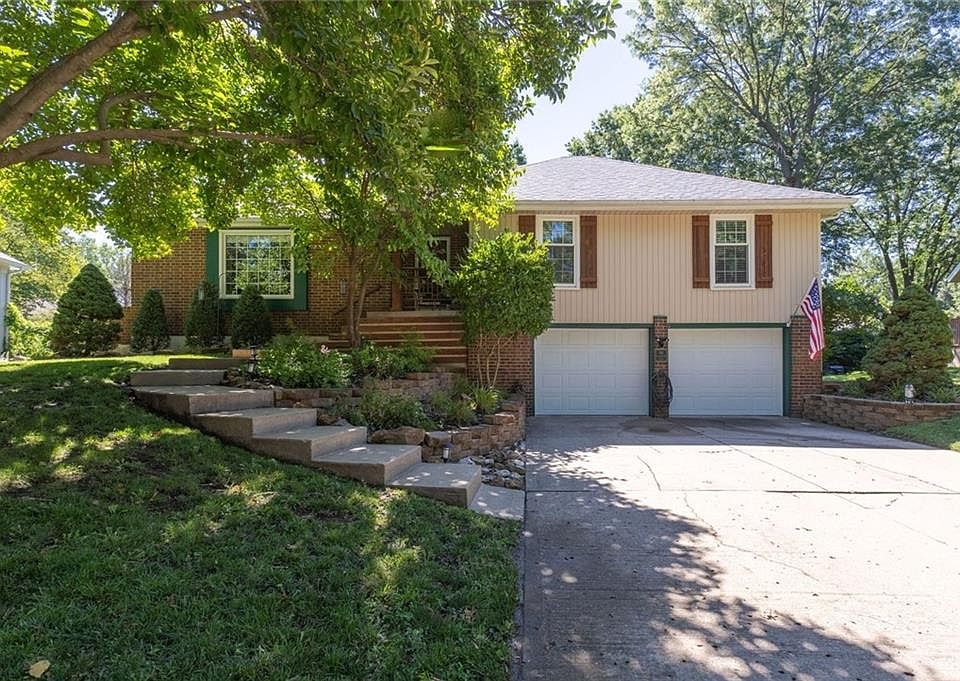 1st image of 114 SE Lexington Cir