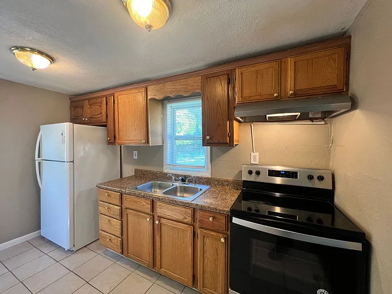 607 N Hocker Ave — Photo 7