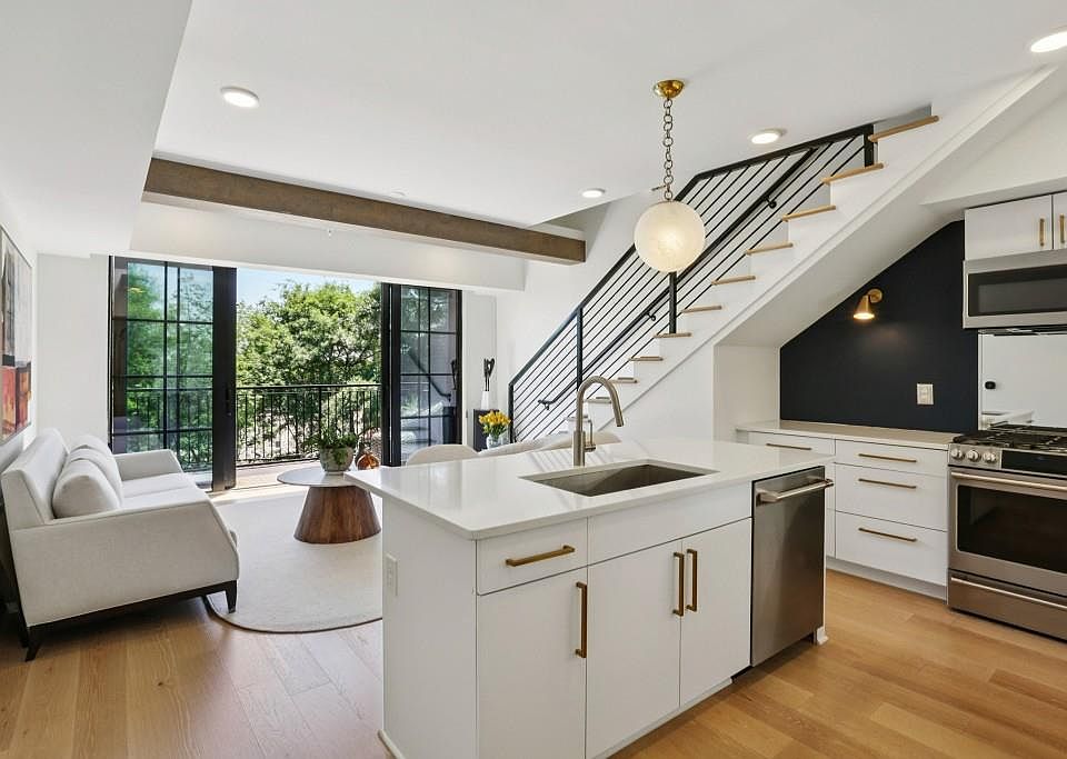 1st image of 346 Peters St SW #303