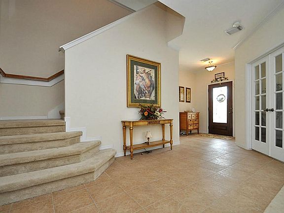 Front part of the house is spacious w/lots of the nature light.