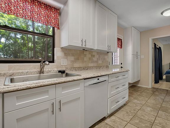 3rd image of 1915 Karen Ln