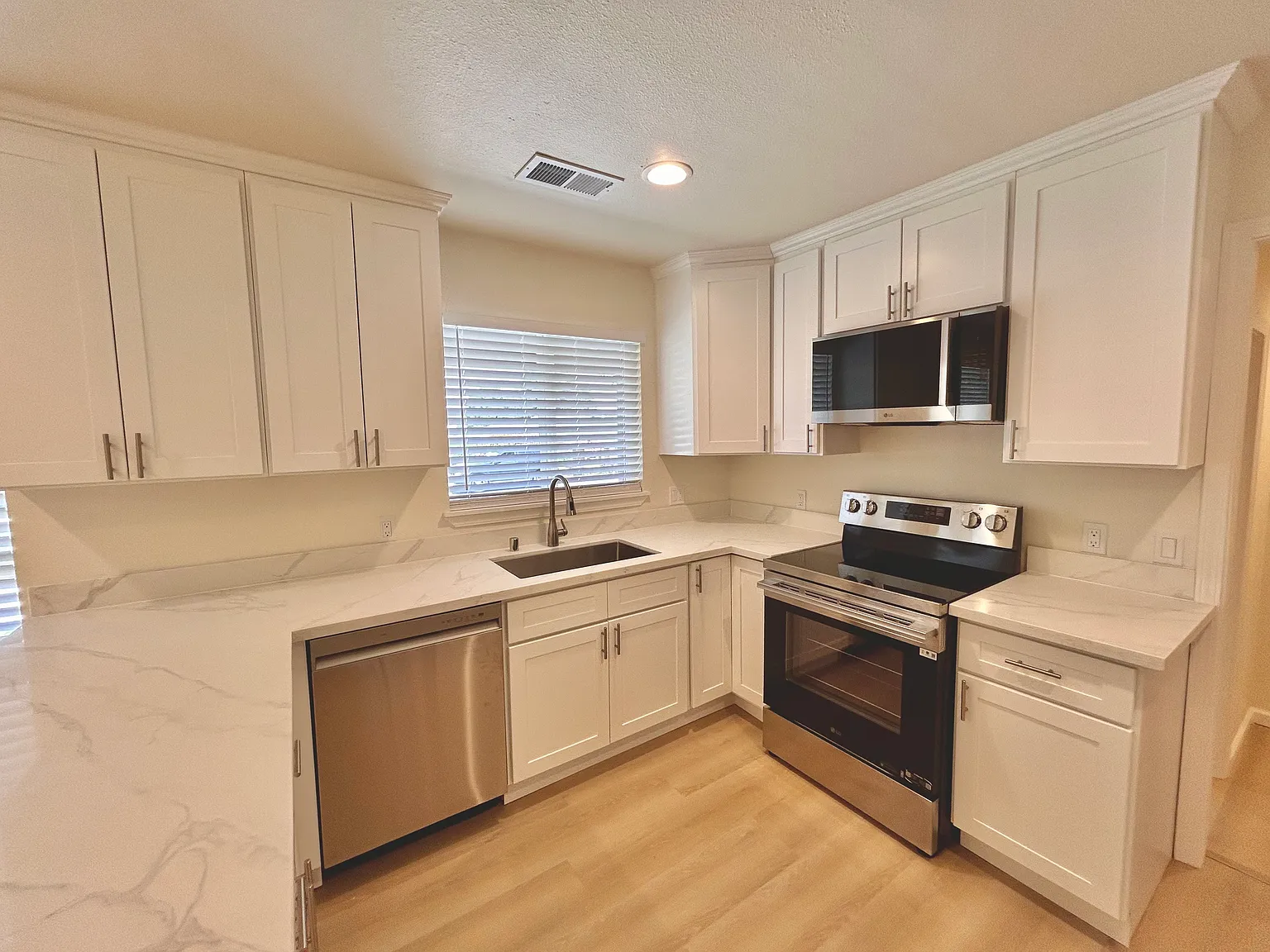 4 bed, 1410 sqft, $4,295 — Photo 4
