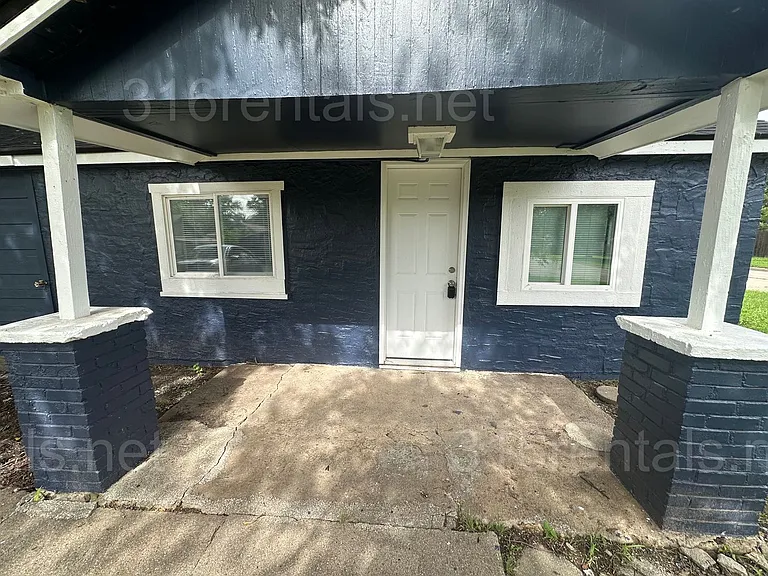 1801 S Glenn St — Photo 2