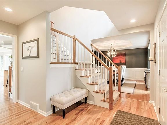 2nd image of 8 Saybrooke Dr
