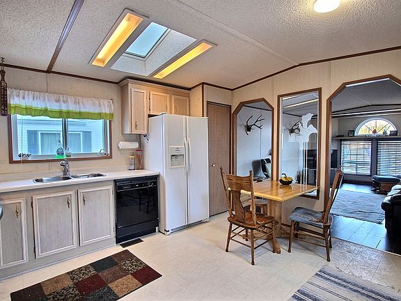 3rd image of 1555 Howe Rd #89