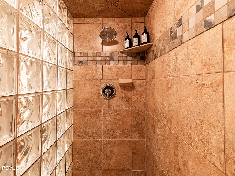 1525 Lakeside Cir — Photo 45