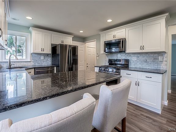 3rd image of 154 Belmont Ct W