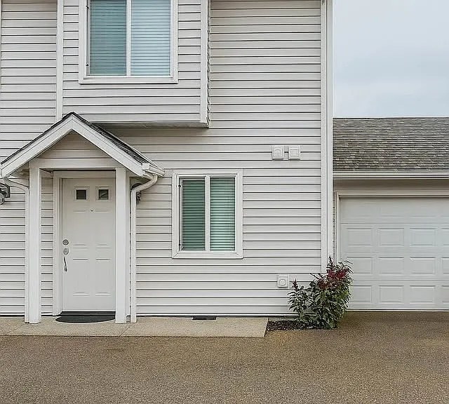 15526 SE Stark St — Photo 1