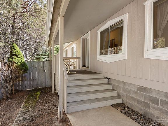 3rd image of 1044 SE Laurelwood Pl