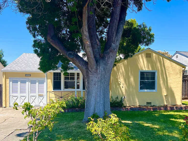221 Hermosa Ave — Photo 2