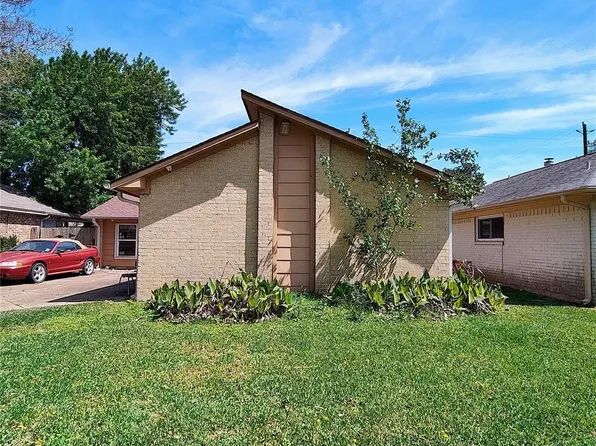 4827 Caroline St, Seabrook, TX 77586