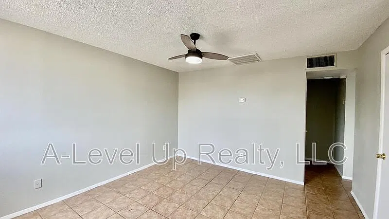 2 bed, 1.0 bath, 900 sqft, $1,050 — Photo 4
