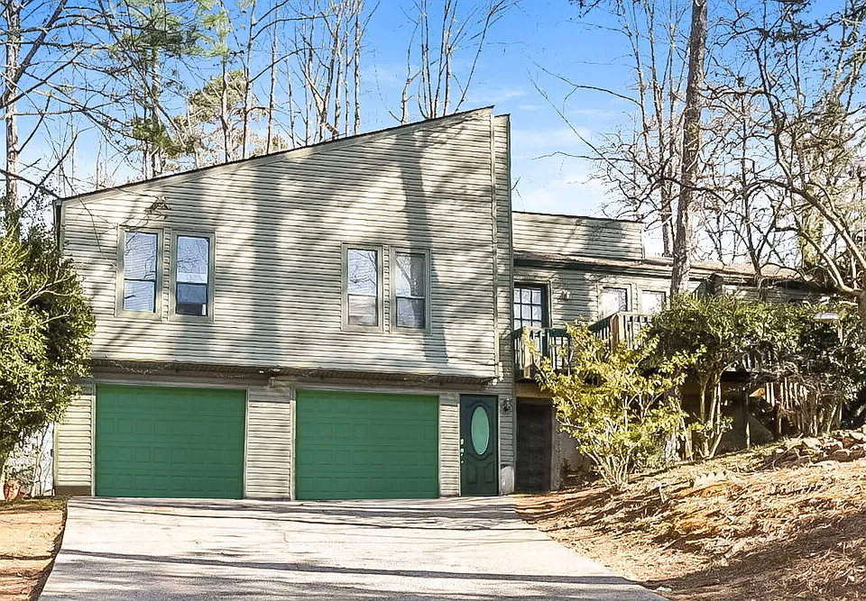 437 Riverlake Ct