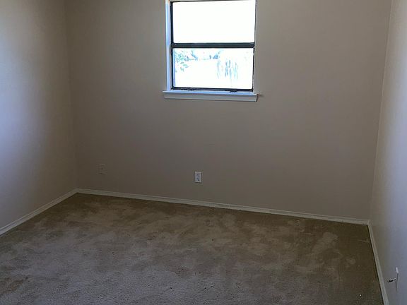 3rd image of 2610 Woodlawn Dr