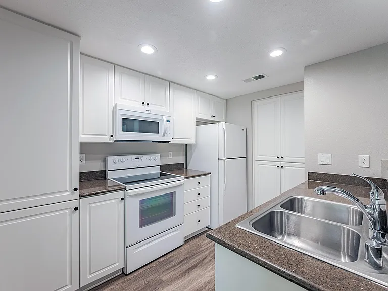 Sycamore Canyon Apartments — Photo 25