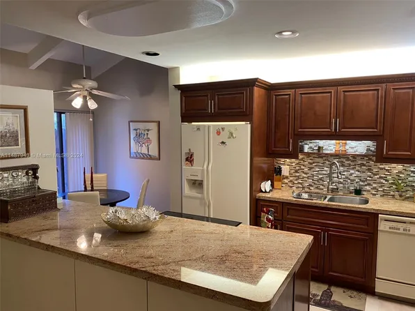 466 Briarwood Cir #2-60, Hollywood, FL 33024