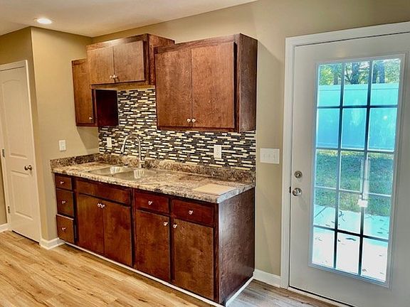 5th image of 517 Weaver St #1