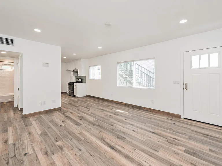 557 N Olive St #B — Photo 3