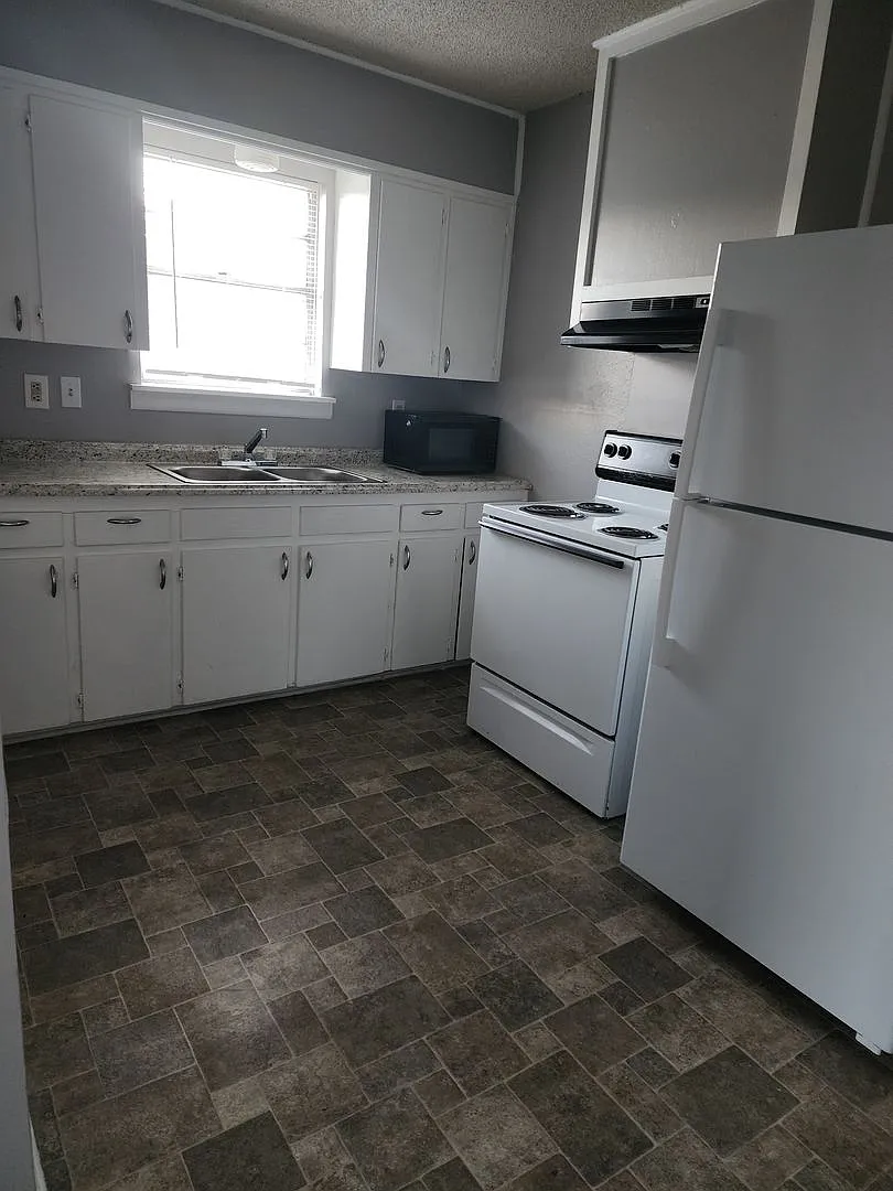 403 E Robertson Ave — Photo 4