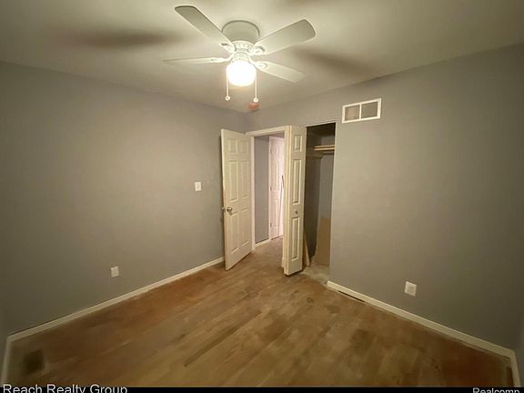 4th image of 8451 Greenview Ave
