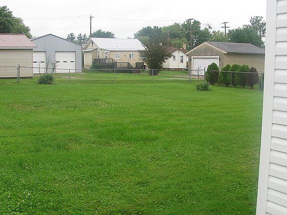 5th image of 136 Lincoln St.