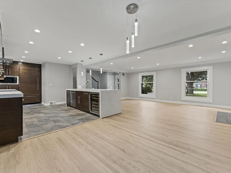 1054 Saxon Dr — Photo 6