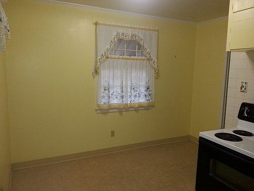 3rd image of 4541 Queens Ave