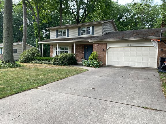 3rd image of 1008 Forest Hills Dr