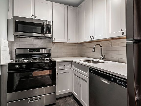 3rd image of 91 Van Cortlandt Ave W APT 3A