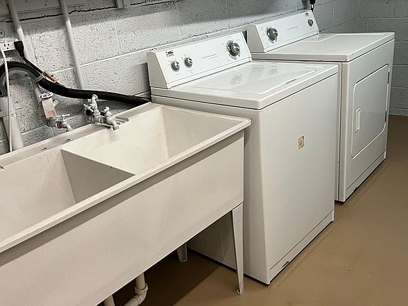 Washer/dryer and laundry sink