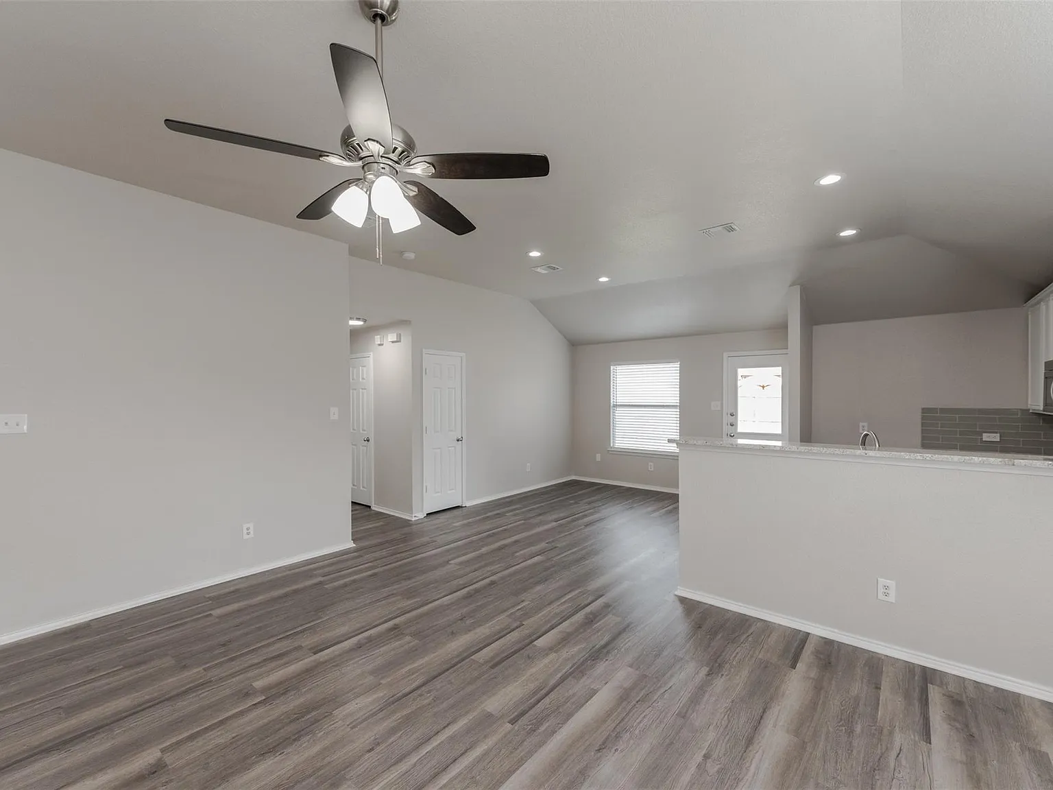 4 bed, 2064 sqft, $3,609 — Photo 4