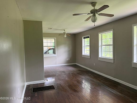 5th image of 210 Holly Dr