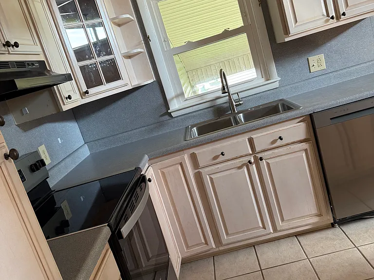 109 London Ln — Photo 12