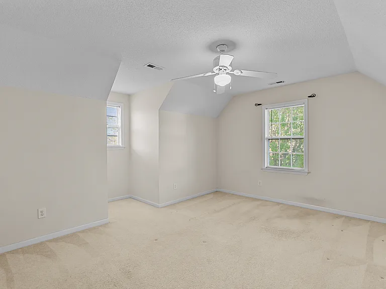 4035 Lenora Dr — Photo 10