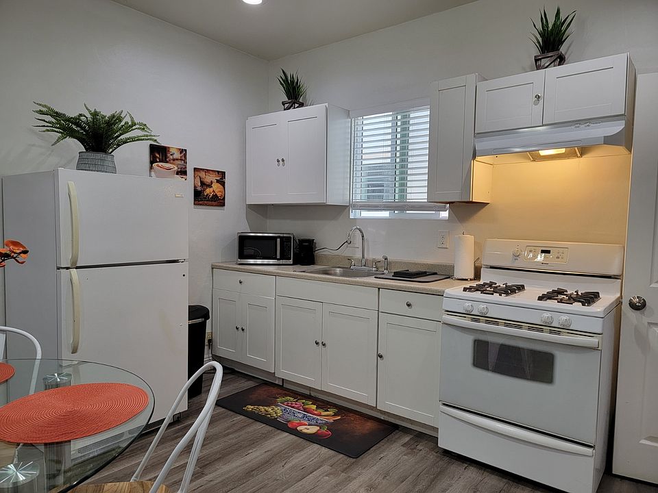 1st image of 1126 1/2 S Doheny Dr #4
