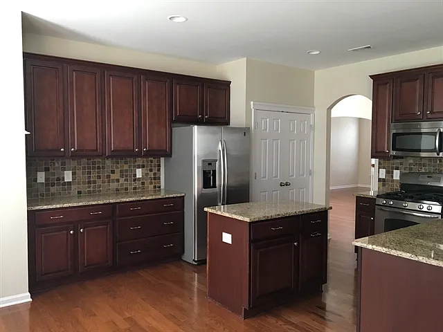 5 bed, 3.0 bath, 3074 sqft, $2,700 — Photo 2
