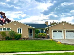 546 Windsor St, Westbury, NY 11590