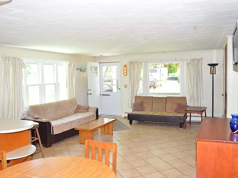 64 Hemlock Ave — Photo 6