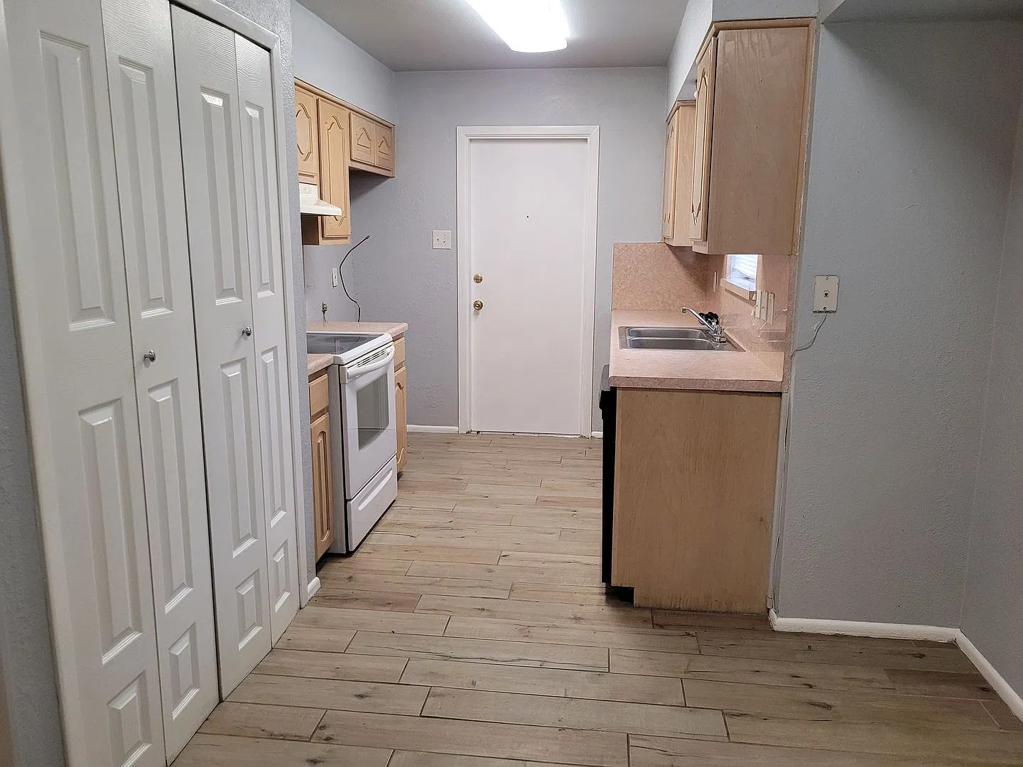 Comfortable Living in a Convenient MEadow Village Location! — Photo 3