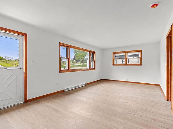 4th image of 3776 Hubertus ROAD
