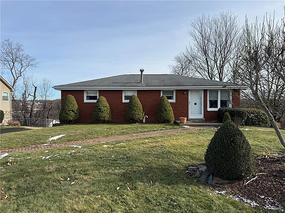 2nd image of 225 Chaucer Dr