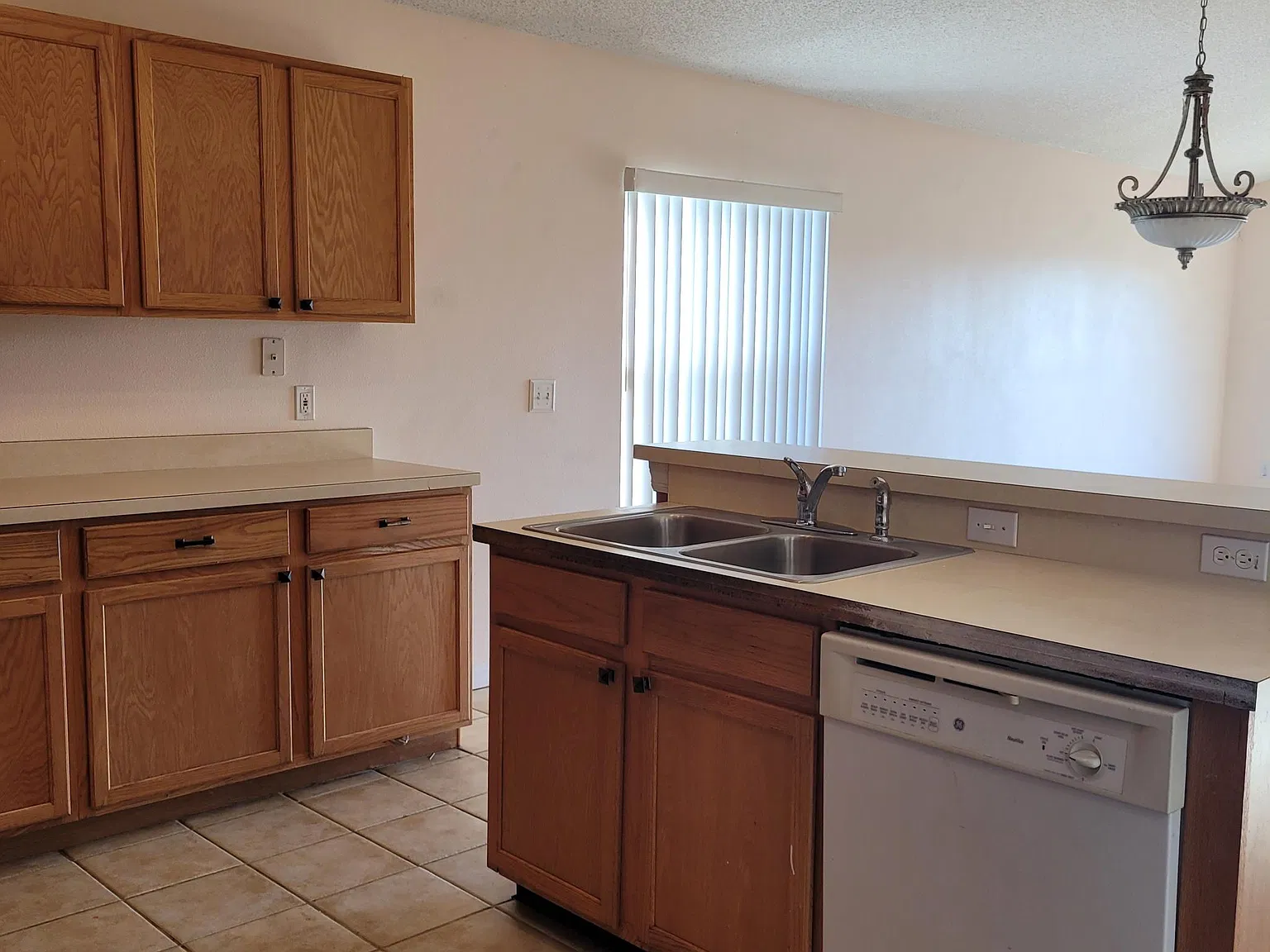 4 bed, 1897 sqft, $2,195 — Photo 4