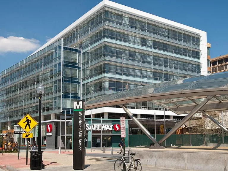 1 block to Safeway Supermarket and Metro (Green LIne - SW Waterfront Station) + 4 blocks to Federal Center Metro Station (Orange - Blue - Silver Lines)