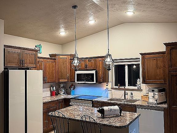 5th image of 210 N Everest Ave
