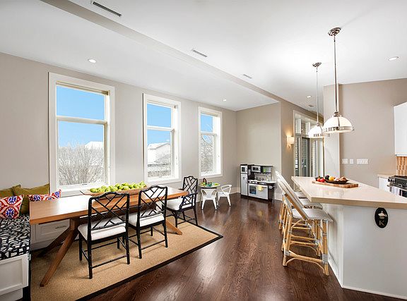 4th image of 1740 W Cornelia Ave #301