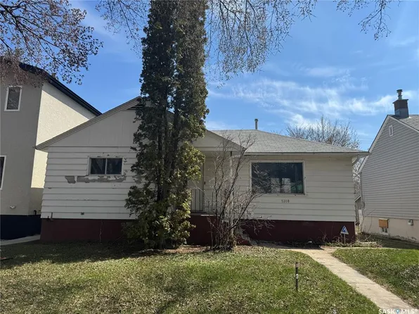 1318 B AVENUE N, Saskatoon, SK S7L 1G5