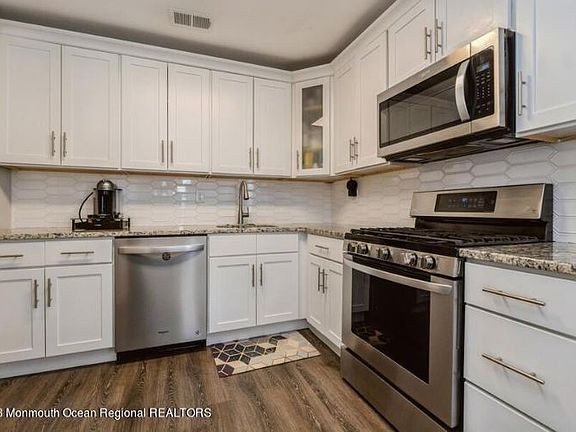 3rd image of 7 Jennings Ct