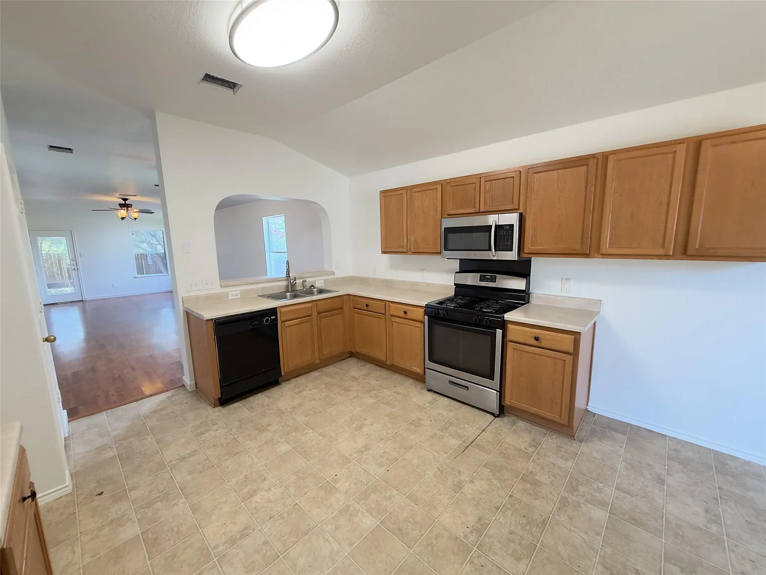 4 bed, 2.0 bath, 1829 sqft, $1,950 — Photo 4