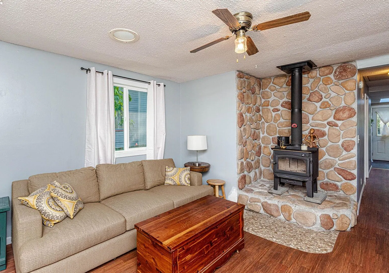 Darling 3 Bed 1 Bath Home — Photo 4