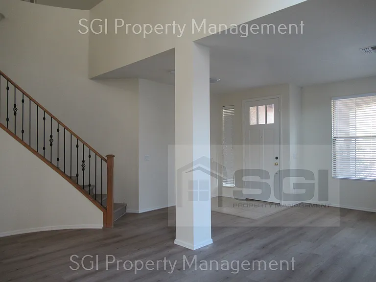 3123 W Pleasant Ln — Photo 3